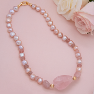 Collar corto de perla irregular y cuarzo rosa