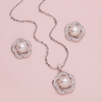 Juego de aretes y collar con dije de flor