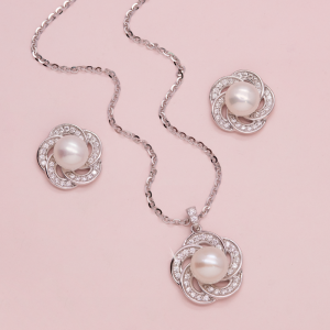 Juego de aretes y collar con dije de flor