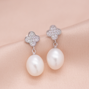 Aretes largos de perla drop diseño de flor