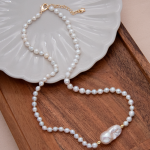 Collar corto de perla y dije de perla núcleo