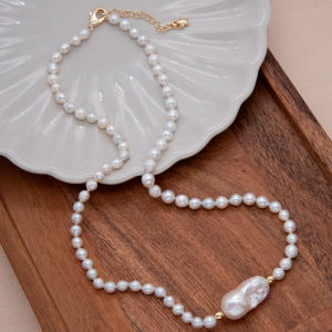 Collar corto de perla y dije de perla núcleo