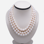 Collar corto triple de perla oval