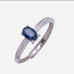 Anillo de plata con circones y piedra preciosa zafiro