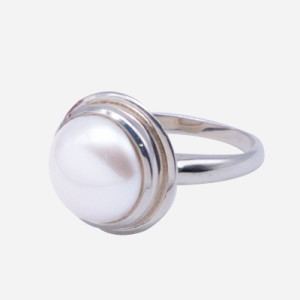 Anillo de plata con bisel y perla botón
