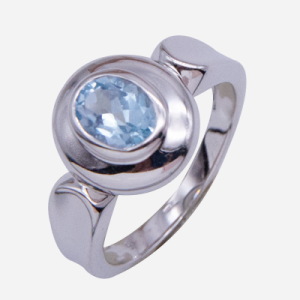 Anillo de plata con topacio con bisel diseño oval