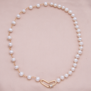 Collar corto de perla cultivada 8mm  9mm con broche de corazón con circón