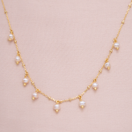 Collar corto de vermail con perlas cultivadas colgantes y beads dorados