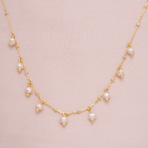 Collar corto de vermail con perlas cultivadas colgantes y beads dorados