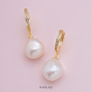 Aretes tipo huggie con perla cultivada