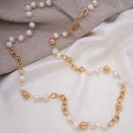 Collar largo de perlas cultivada y bits dorados