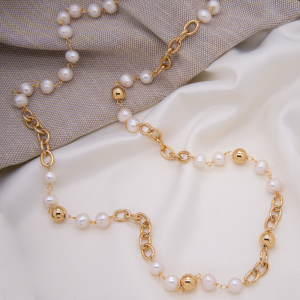 Collar largo de perlas cultivada y bits dorados