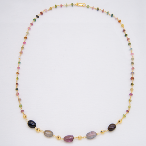Collar corto de vermail con piedra turmalina