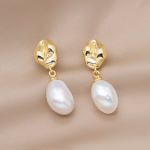 Aretes largos con perla irregular