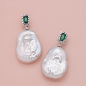 Aretes largos de perla barroca plana con cristal