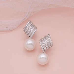 Aretes cortos de perla natural y pavé de circones