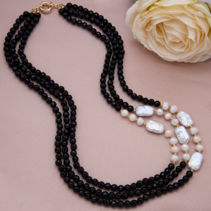 Collar de tres hilos de ónix con perla square