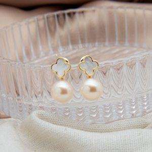 Aretes de perla cultivada diseño de flor en madre perla