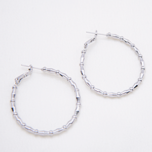 Arracadas de rodio con diseño intercalado