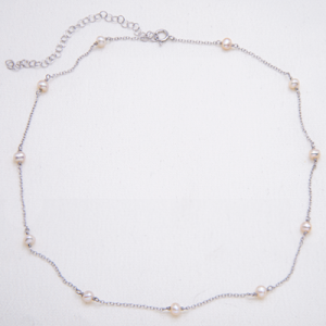 Collar tipo choker de plata con perlas mini