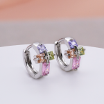 Arracada tipo huggie diseño cruz