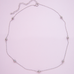 Collar tipo choker de plata de cadena con beads