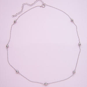 Collar tipo choker de plata de cadena con beads