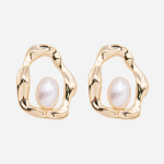 Aretes de chapa de oro de 18k con perla cultivada y figura ondulada