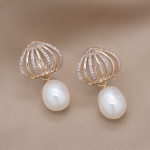 Aretes largos de perla oval