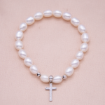 Pulsera  de perla oval con cruz de plata y 2 bits