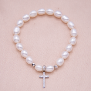 Pulsera  de perla oval con cruz de plata y 2 bits
