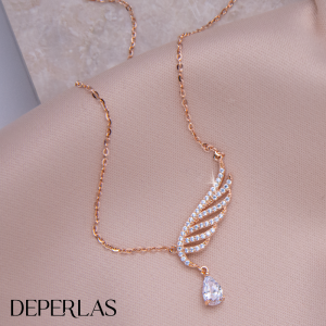 Juego de cadena y dije en oro rosado diseño ala con cristal en forma de gota