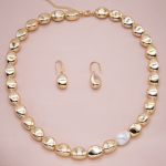 Juego de aretes con collar corto y bits en chapa de oro de 18k con perla