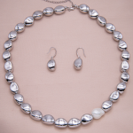 Juego de aretes con collar corto y bits en rodio con perla