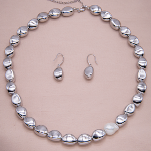 Juego de aretes con collar corto y bits en rodio con perla