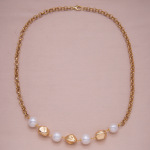 Collar corto de eslabones en baño de oro 18k con perlas y figuras irregulares