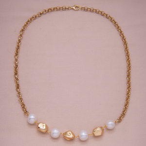 Collar corto de eslabones en baño de oro 18k con perlas y figuras irregulares