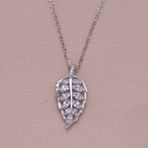 Juego de cadena y dije en plata de hoja calada con circones