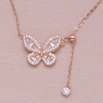 Juego de cadena y dije en oro rosado diseño mariposa con baguettes