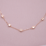 Juego de cadena y dijes en oro rosado de cubitos con corazón de circones