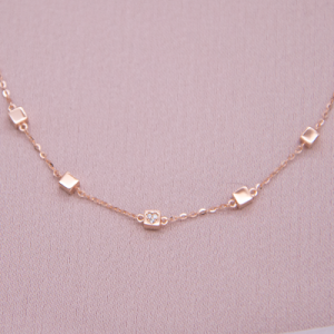 Juego de cadena y dijes en oro rosado de cubitos con corazón de circones