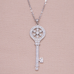 Juego de cadena y dije en plata llave con flor y circones