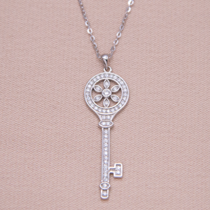 Juego de cadena y dije en plata llave con flor y circones