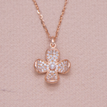 Juego de cadena y dije en baño de oro rosado diseño flor 4 pétalos con circones y perla