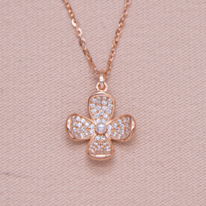 Juego de cadena y dije en baño de oro rosado diseño flor 4 pétalos con circones y perla