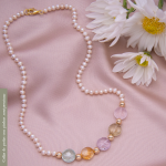 Collar de perlas con 6 bits de oro laminado y 5 piedras semi-preciosas facetadas