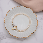 Pulsera de perlas con dije de mariposa