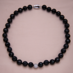 Collar corto de piedra ónix y dije con circones