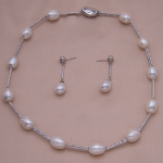 Juego de collar y aretes de perla oval y tubitos de rodio
