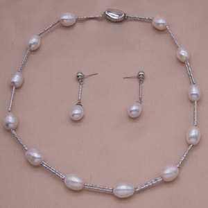 Juego de collar y aretes de perla oval y tubitos de rodio